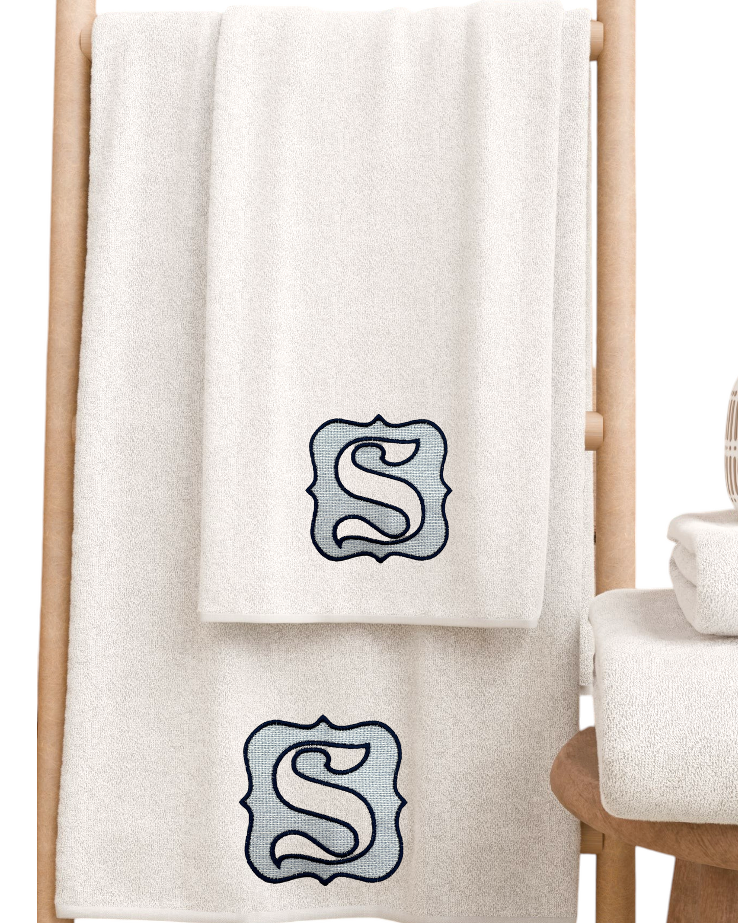 SET ASCIUGAMANI CON EMBLEMA INIZIALE RICAMATO SPUGNA 100% COTONE