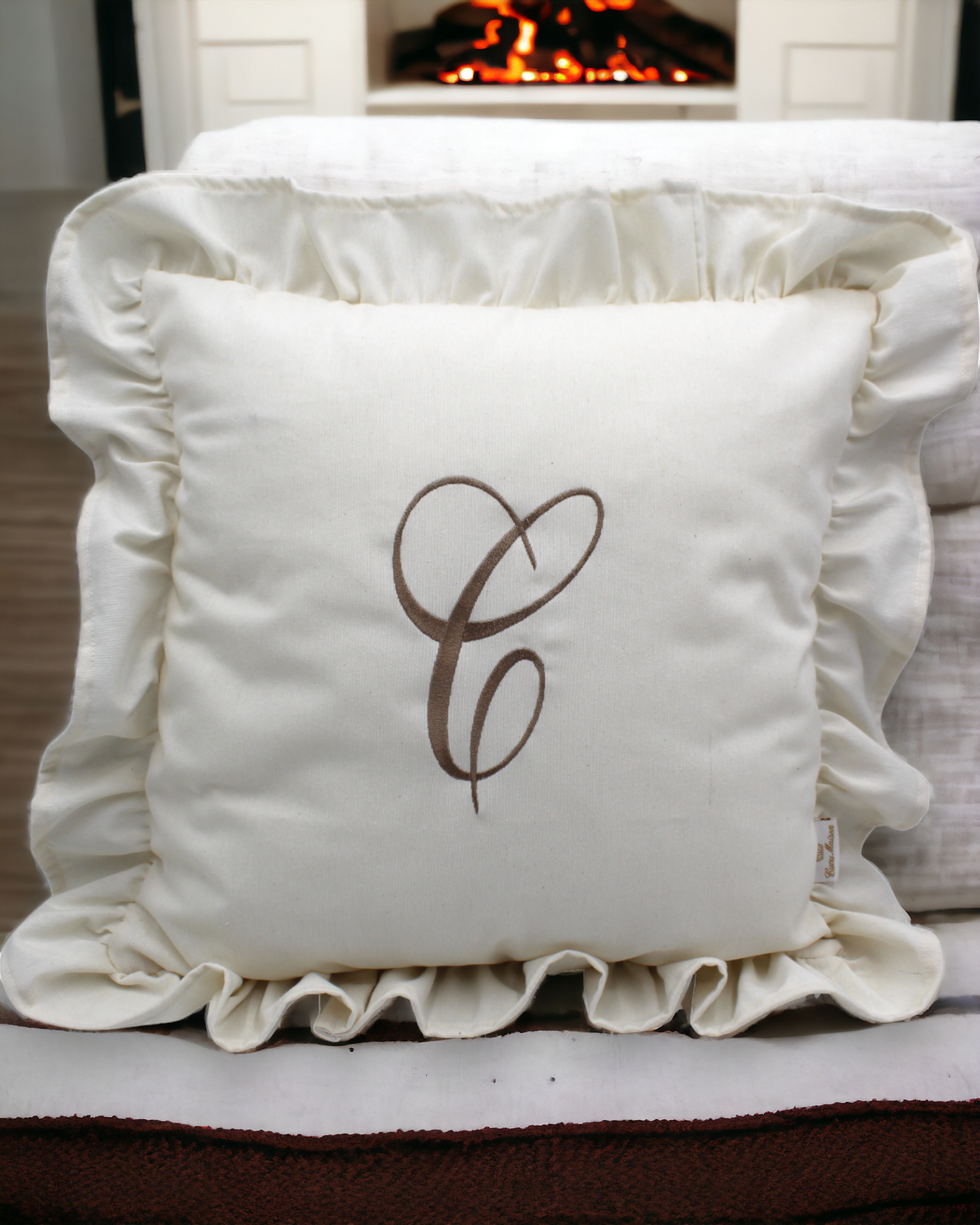 CUSCINO CON ROUCHES CON INIZIALE RICAMATA PERSONALIZZATO