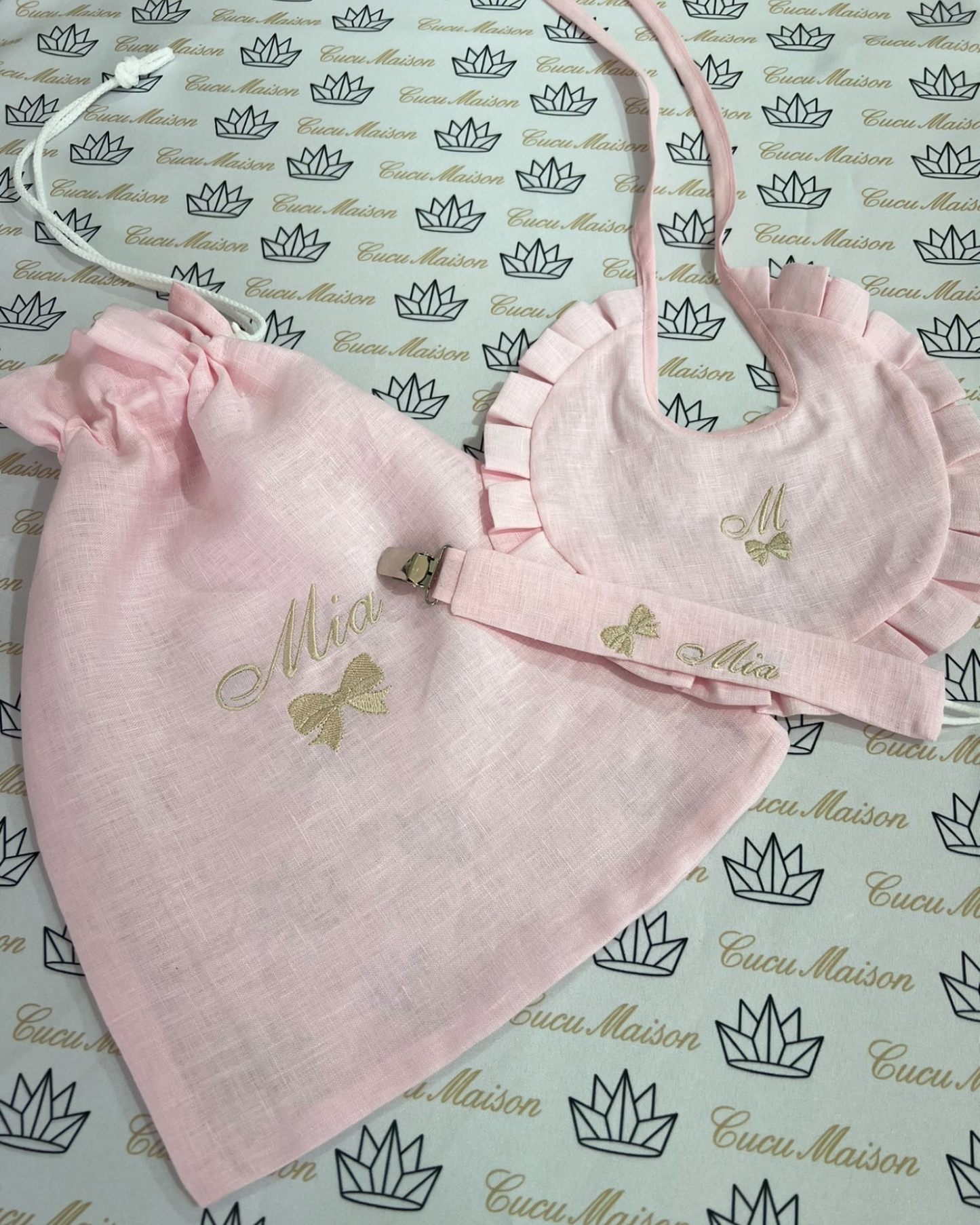 SET NASCITA/BATTESIMALE IN PURO LINO CON FIOCCO E RICAMO PERSONALIZZATO