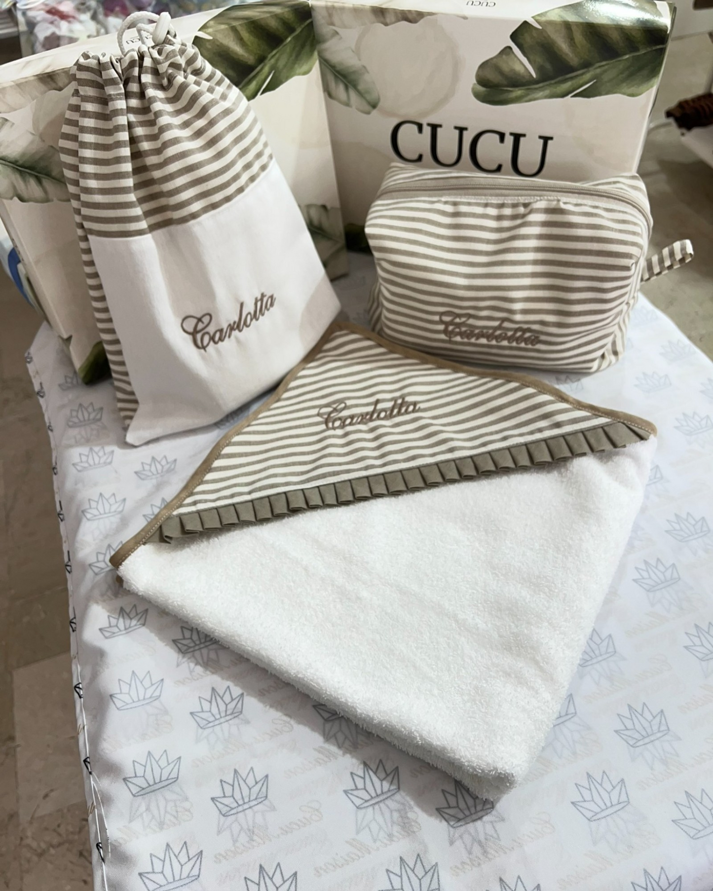 SET PRIMO BAGNETTO A RIGHE CON RICAMO PERSONALIZZATO