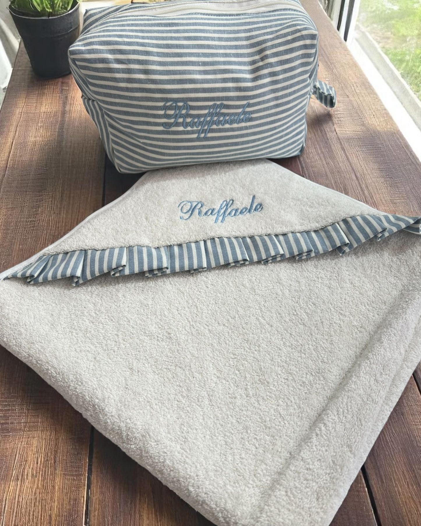 SET BEAUTY + ACCAPPATOIO BIANCO NEONATO CON RICAMO PERSONALIZZATO