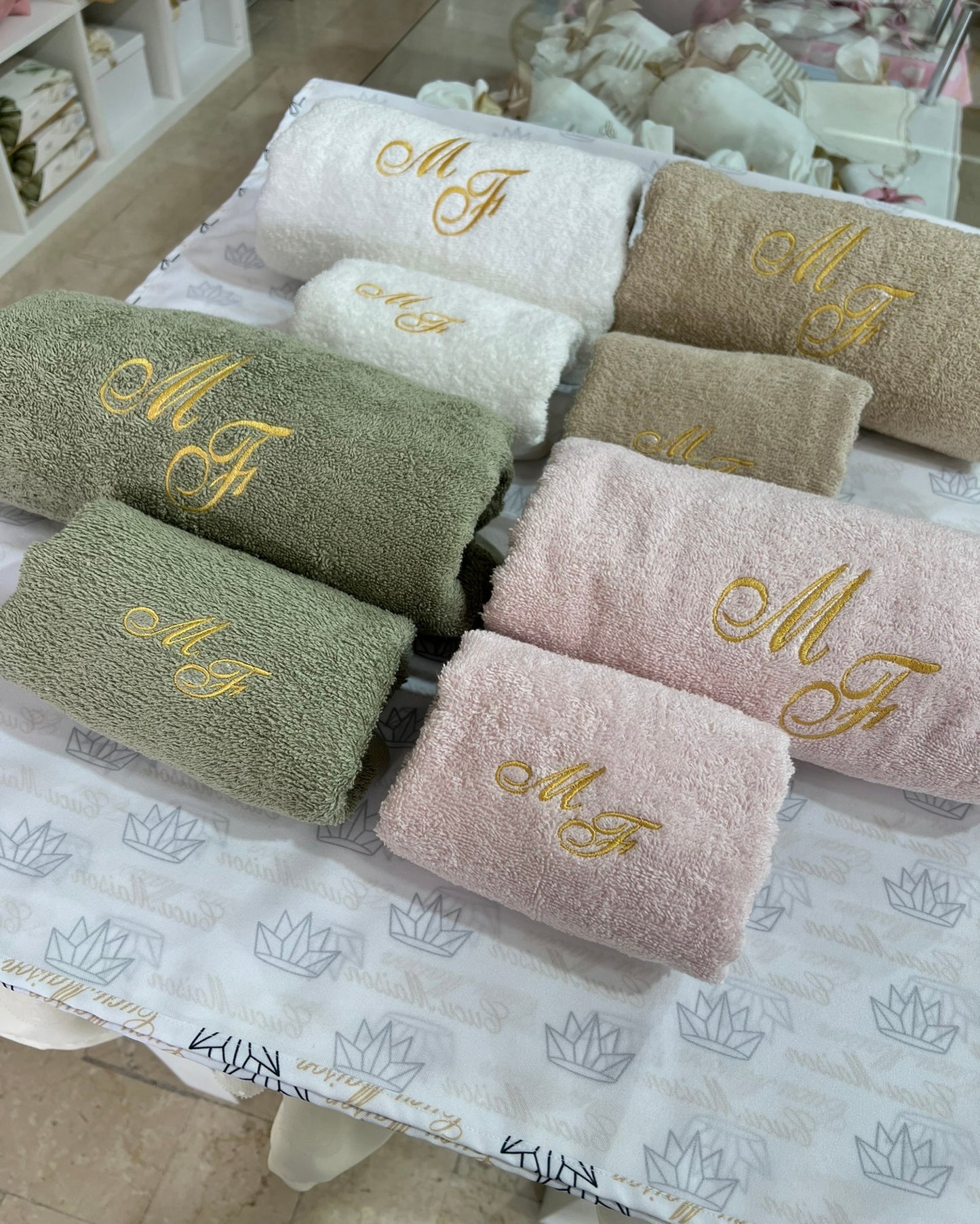 SET ASCIUGAMANI CON DOPPIE INIZIALI SFALSATE CON RICAMO PERSONALIZZATO