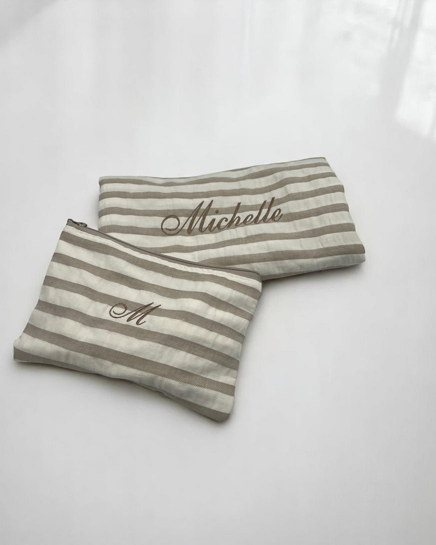 TELO MARE+POCHETTE A RIGHE TORTORA CON RICAMO PERSONALIZZATO
