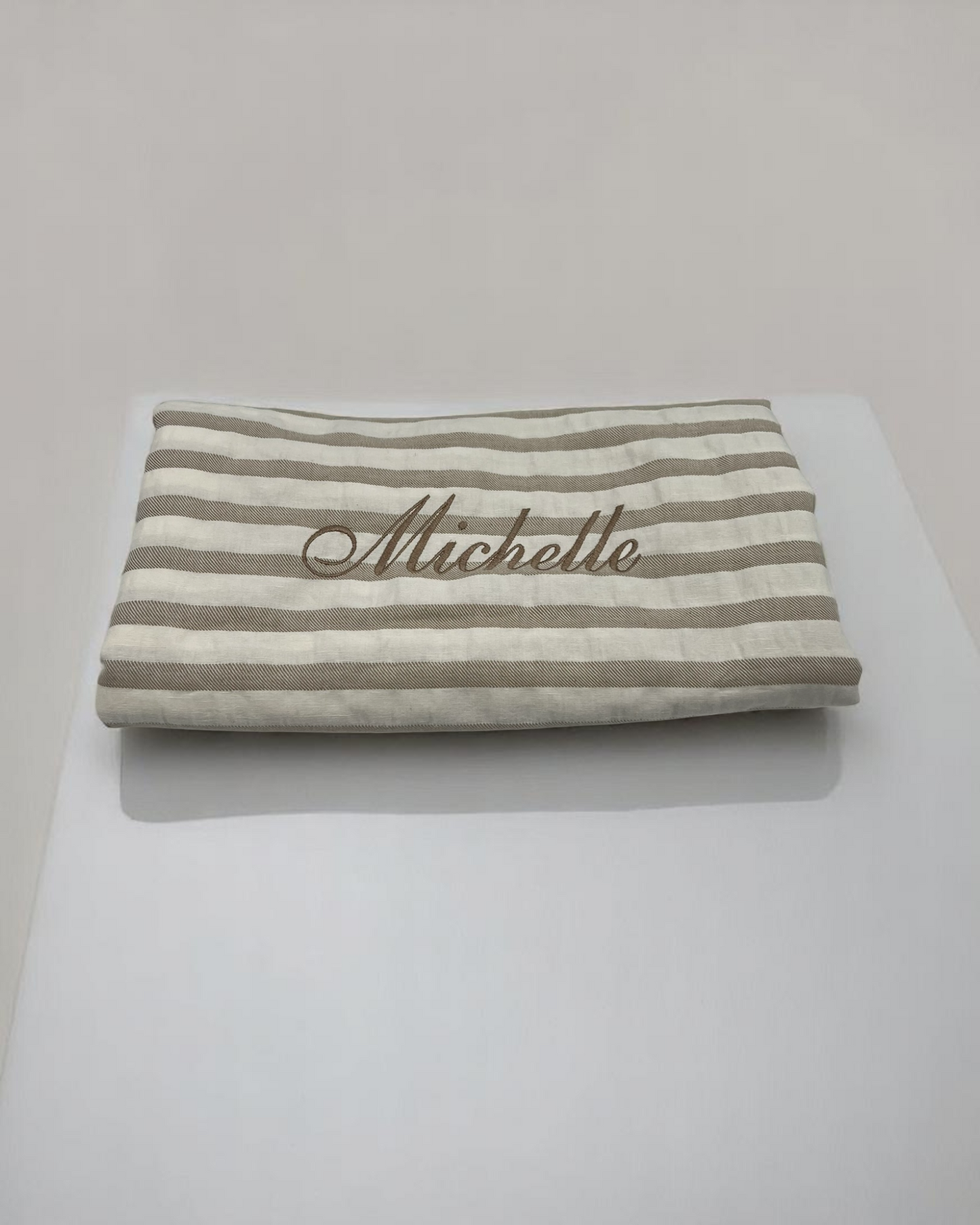 TELO MARE+POCHETTE A RIGHE TORTORA CON RICAMO PERSONALIZZATO