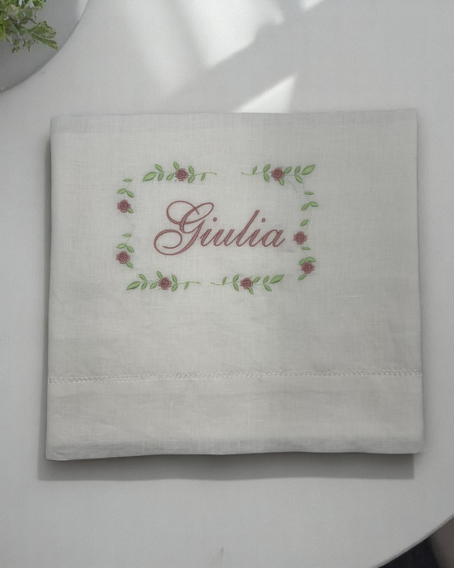 LENZUOLINO BIANCO IN PURO LINO CON ROSELLINE E RICAMO PERSONALIZZATO + FEDERA