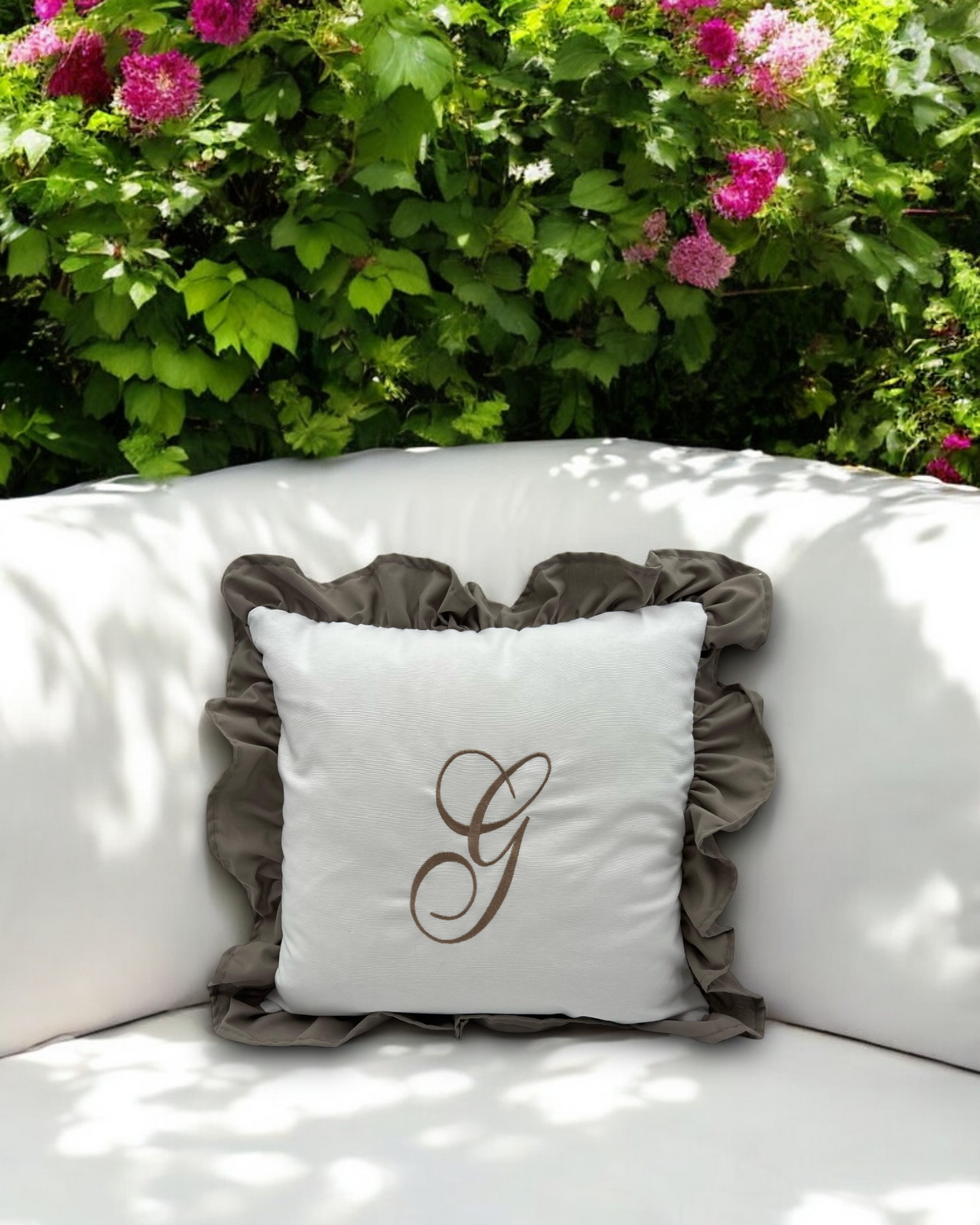 CUSCINO CON ROUCHES CON INIZIALE RICAMATA PERSONALIZZATO
