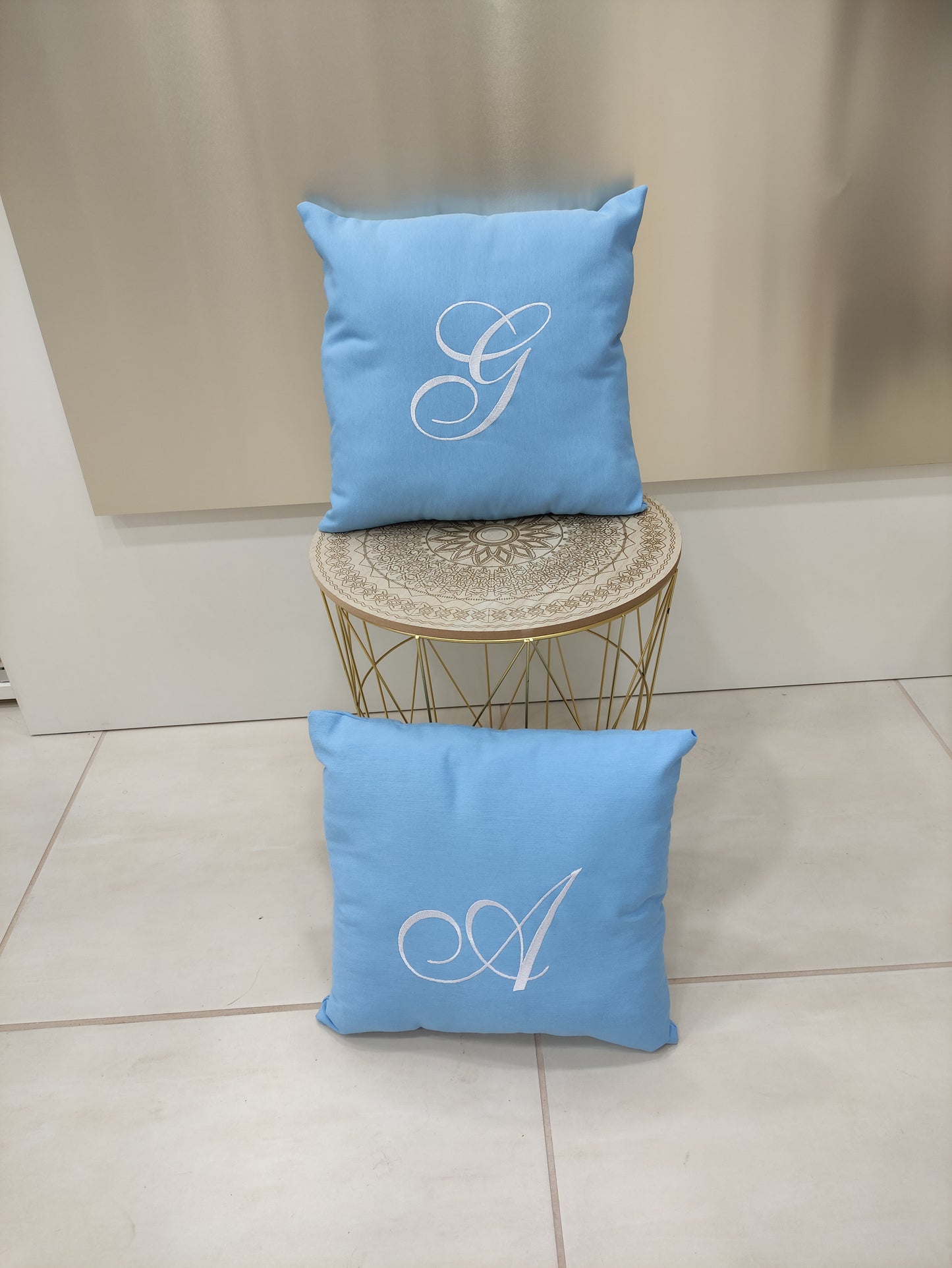 CUSCINO CON INIZIALE RICAMATA PERSONALIZZATO