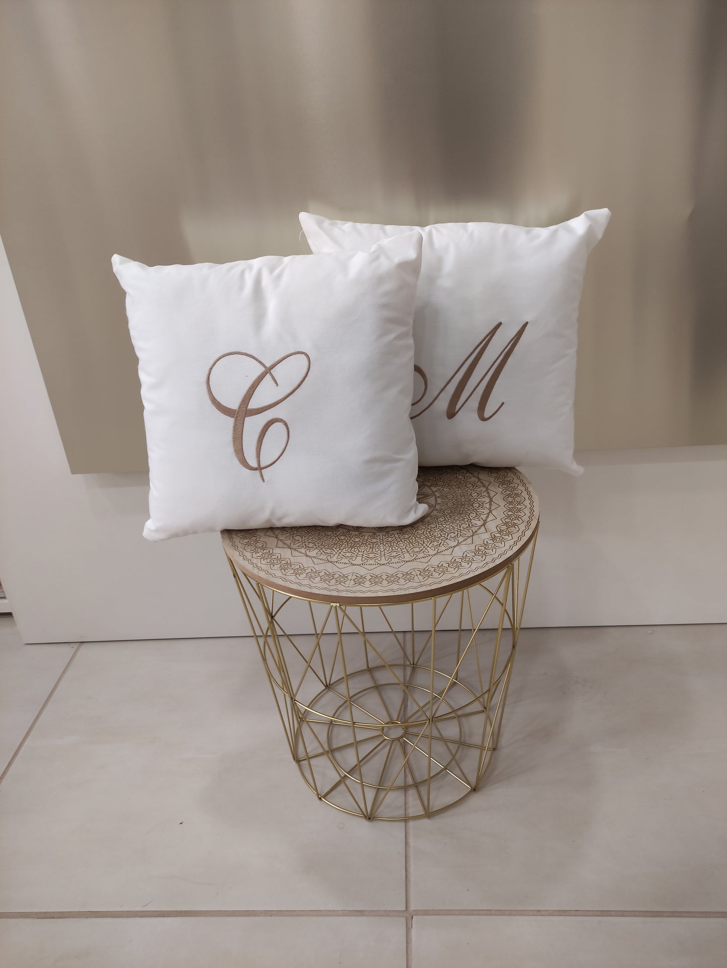 CUSCINO CON INIZIALE RICAMATA PERSONALIZZATO