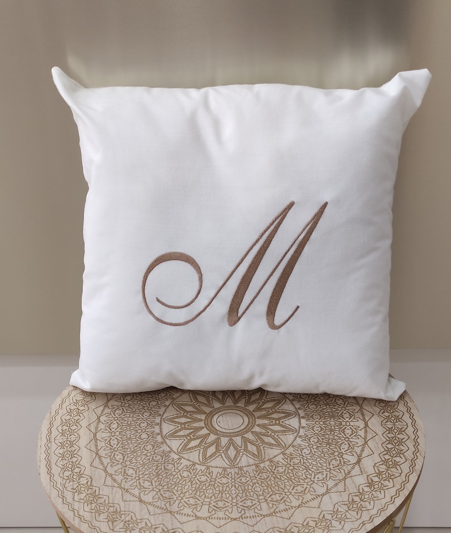 CUSCINO CON INIZIALE RICAMATA PERSONALIZZATO