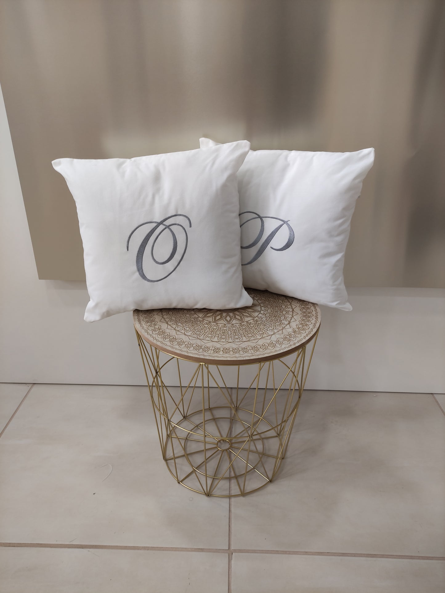 CUSCINO CON INIZIALE RICAMATA PERSONALIZZATO