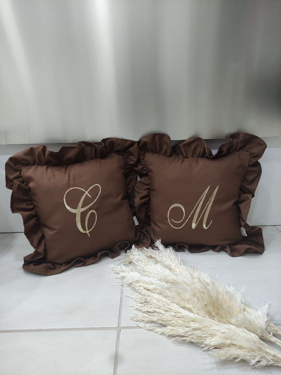 CUSCINO CON ROUCHES CON INIZIALE RICAMATA PERSONALIZZATO
