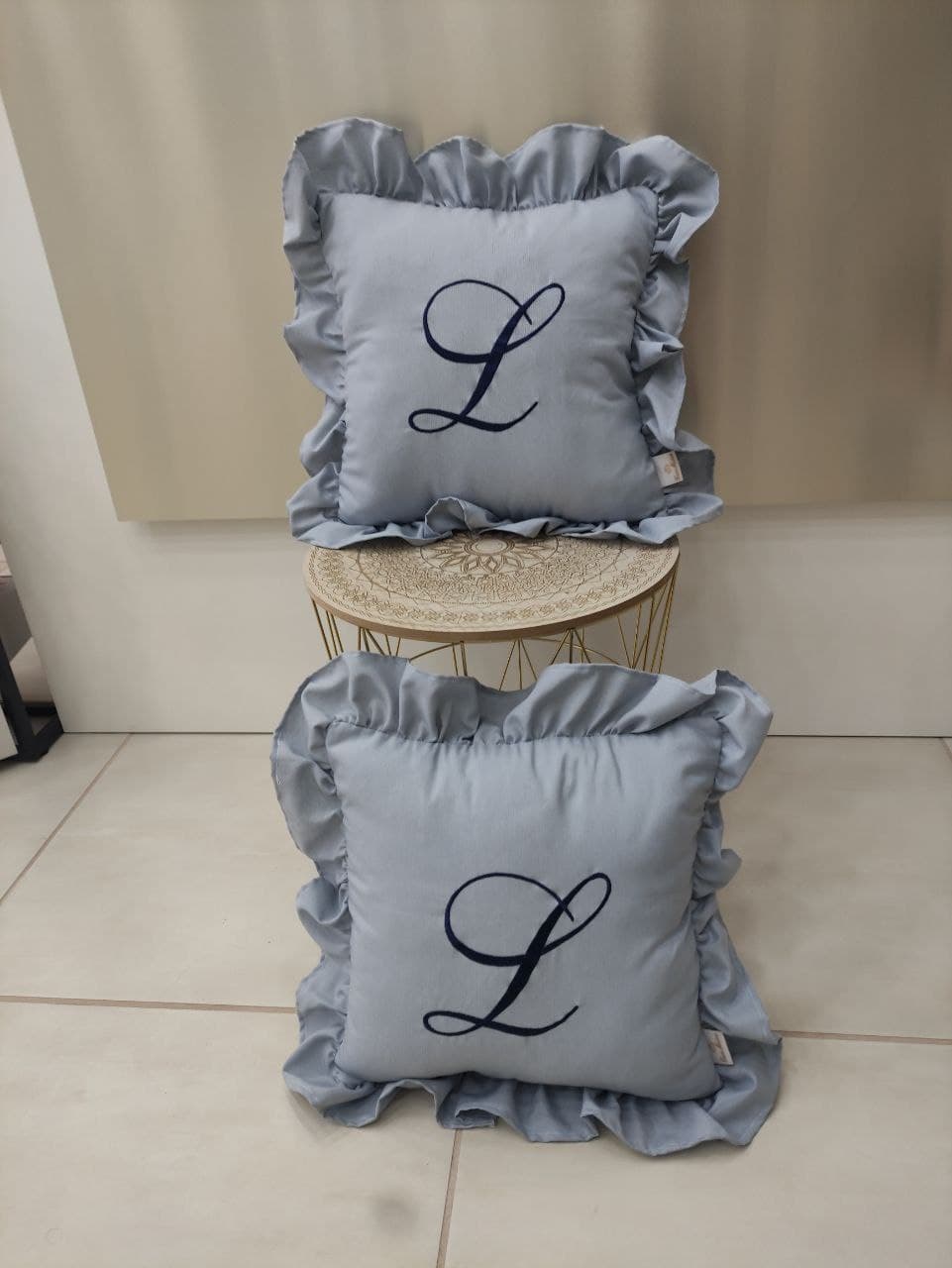 CUSCINO CON ROUCHES CON INIZIALE RICAMATA PERSONALIZZATO