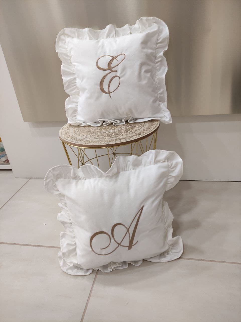 CUSCINO CON ROUCHES CON INIZIALE RICAMATA PERSONALIZZATO