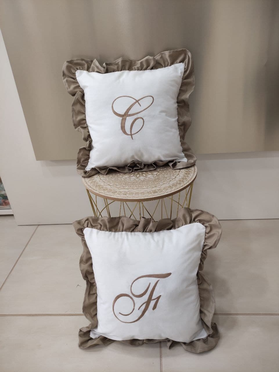 CUSCINO CON ROUCHES CON INIZIALE RICAMATA PERSONALIZZATO
