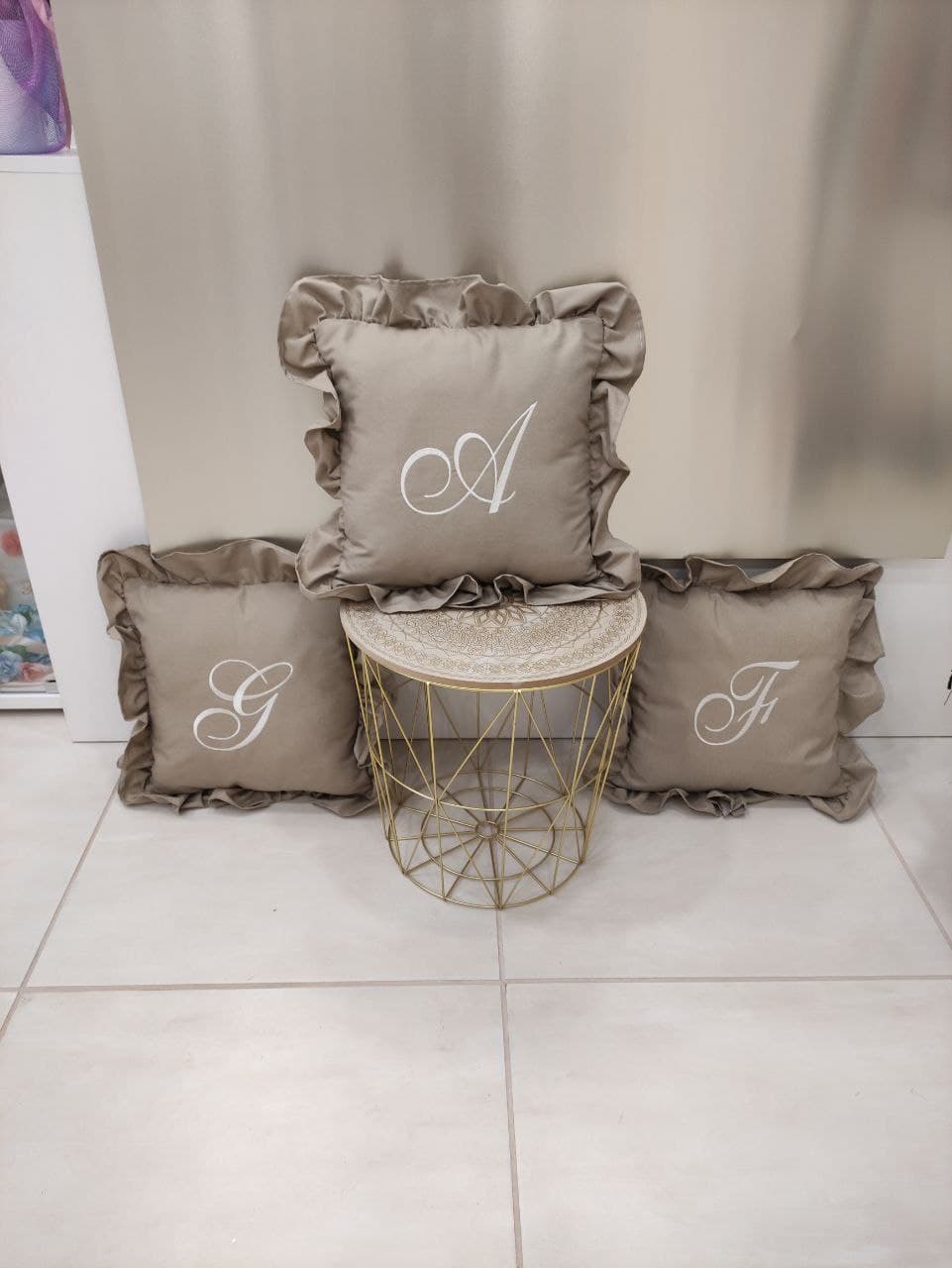 CUSCINO CON ROUCHES CON INIZIALE RICAMATA PERSONALIZZATO