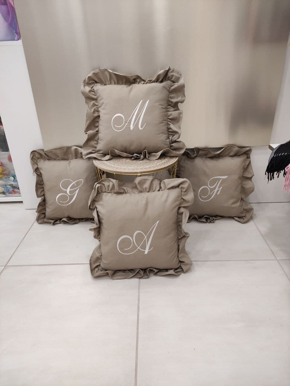 CUSCINO CON ROUCHES CON INIZIALE RICAMATA PERSONALIZZATO