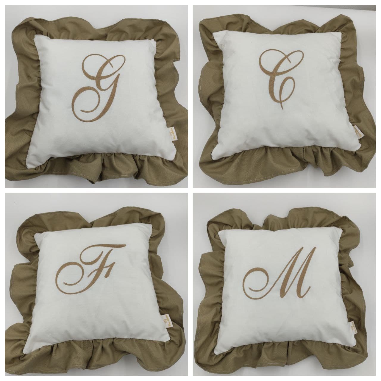 CUSCINO CON ROUCHES CON INIZIALE RICAMATA PERSONALIZZATO