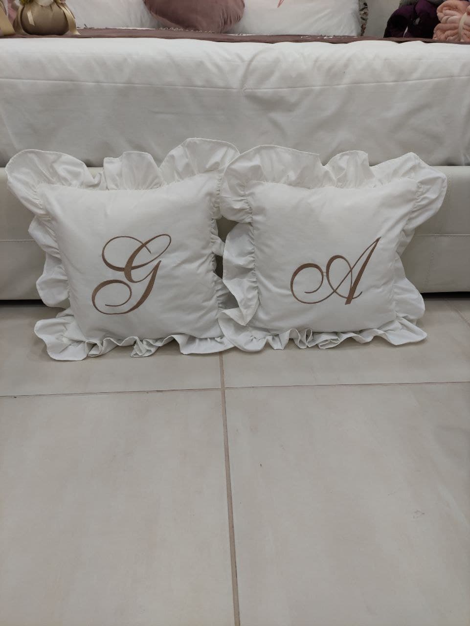 CUSCINO CON ROUCHES CON INIZIALE RICAMATA PERSONALIZZATO