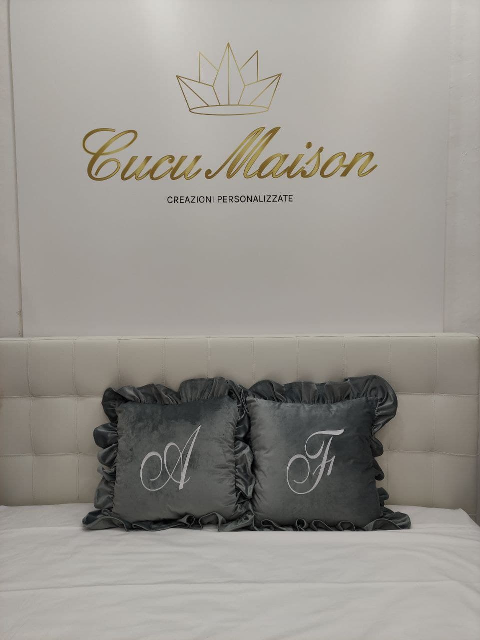 CUSCINO CON ROUCHES CON INIZIALE RICAMATA PERSONALIZZATO