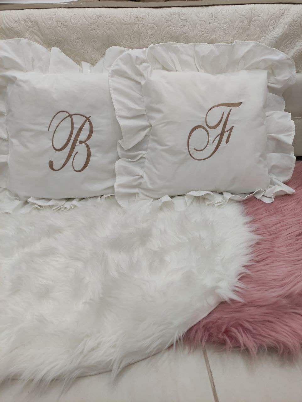 CUSCINO CON ROUCHES CON INIZIALE RICAMATA PERSONALIZZATO