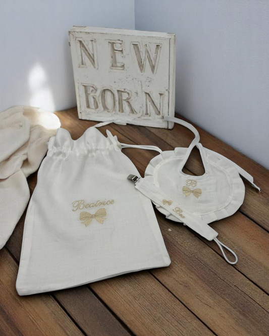 SET NASCITA/BATTESIMALE IN PURO LINO CON FIOCCO E RICAMO PERSONALIZZATO