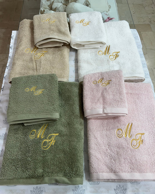 SET ASCIUGAMANI CON DOPPIE INIZIALI SFALSATE CON RICAMO PERSONALIZZATO