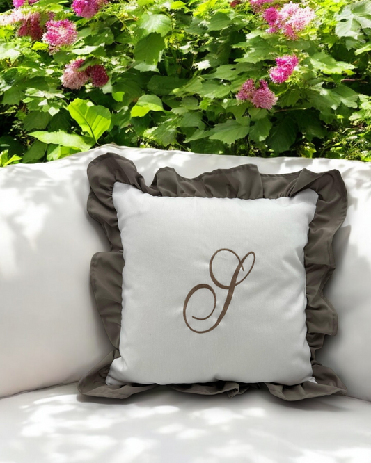 CUSCINO CON ROUCHES CON INIZIALE RICAMATA PERSONALIZZATO