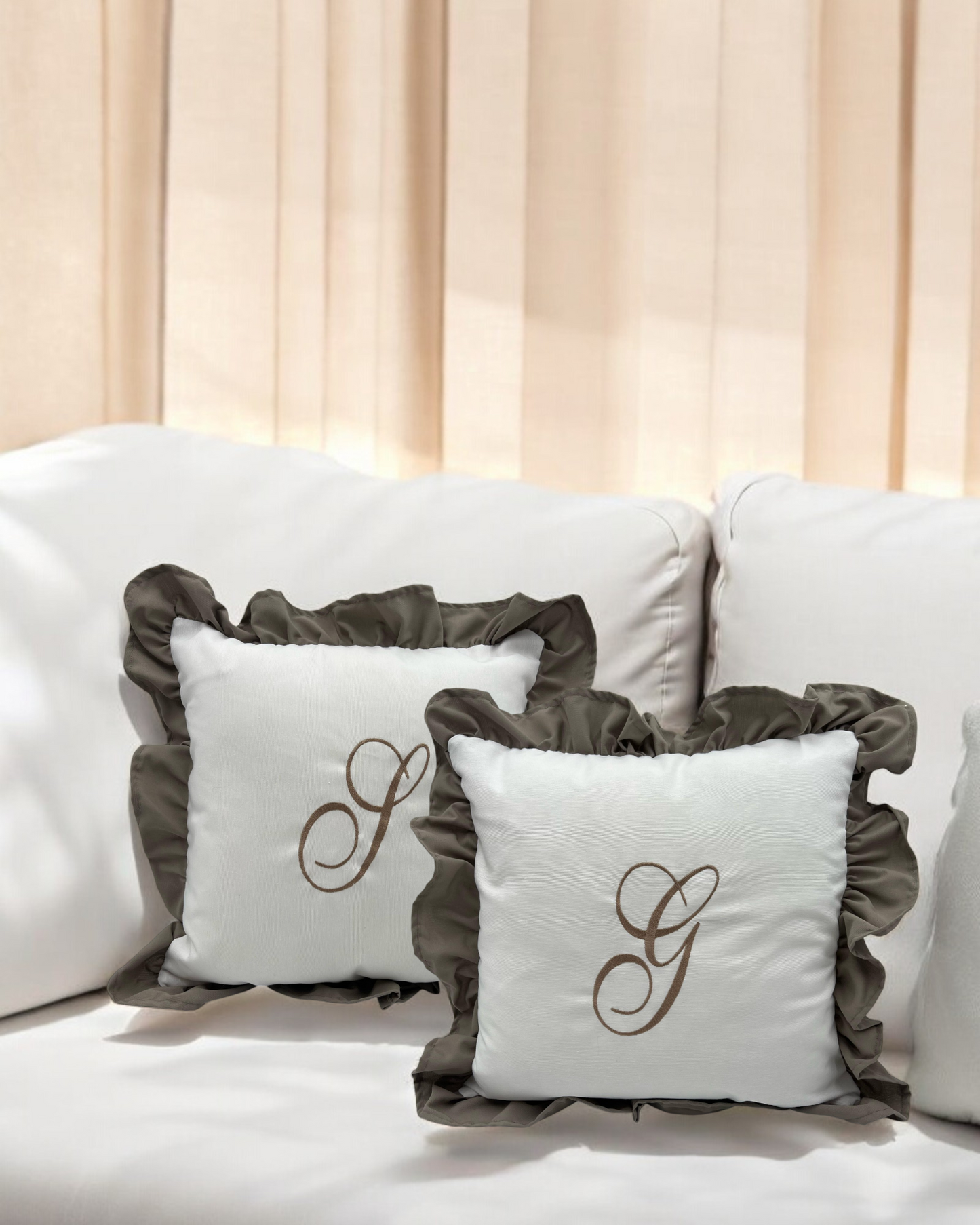 CUSCINO CON ROUCHES CON INIZIALE RICAMATA PERSONALIZZATO