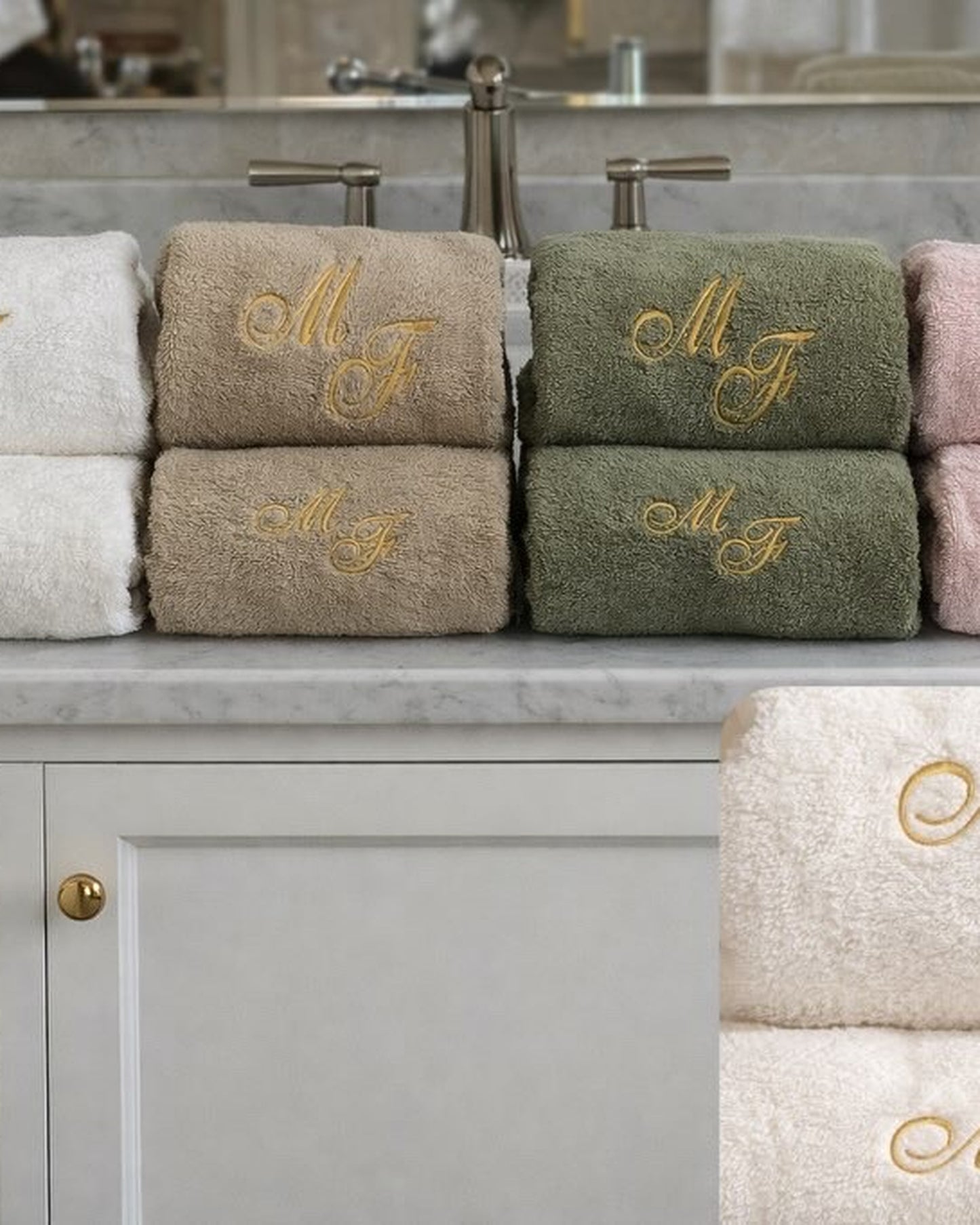 SET ASCIUGAMANI CON DOPPIE INIZIALI SFALSATE CON RICAMO PERSONALIZZATO