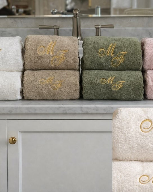 SET ASCIUGAMANI CON DOPPIE INIZIALI SFALSATE CON RICAMO PERSONALIZZATO