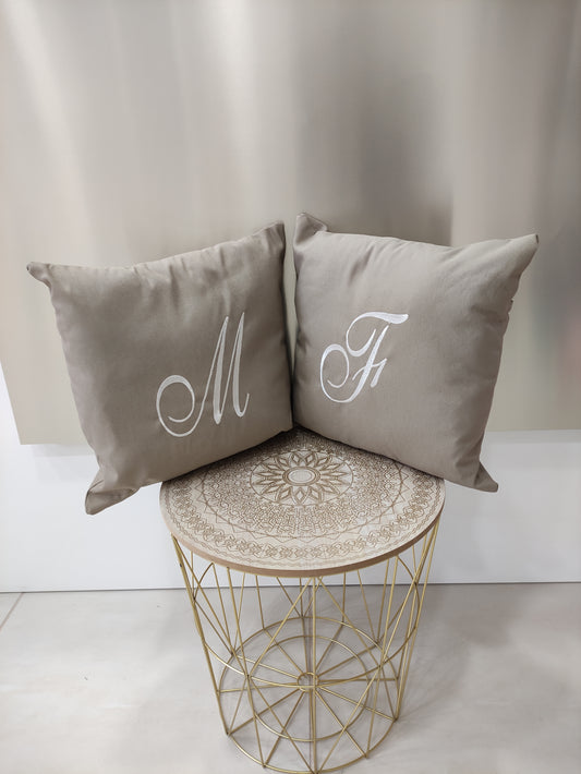 CUSCINO CON INIZIALE RICAMATA PERSONALIZZATO